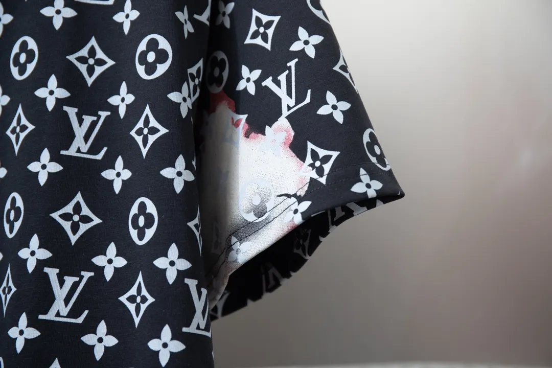🅿️190 High-quality Lv 2025 early spring new model, MONOGRAM full-width presbyopia printed short-sleeved T-shirt, using digital printing technology to render pixel light and shadow for the Monogram pattern, and its silk-screen texture and knitting effect complement each other. Synchronized with the official website, pure cotton fabrics at the counter! Comfortable against the skin, durable and easy to wear, meticulous original craftsmanship, custom-made 260g vat-dyed fabric, very comfortable to the touch, latest brick cabinet synchronization, OS off-shoulder version, fashionable and individual, super versatile and good-looking, very suitable for both men and women, must-have style, hang tag, collar label, washed wheat, complete with three labels S M L XL